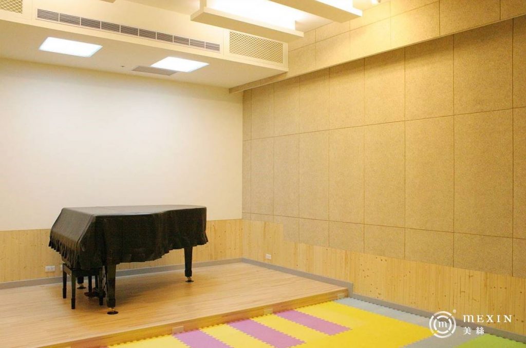 琴房牆面使用美絲吸音板，可幫助室內均勻音場、吸收噪音。