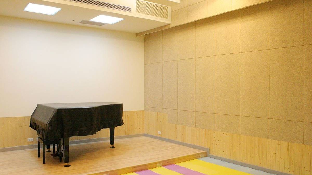 琴房牆面使用美絲吸音板，可幫助室內均勻音場、吸收噪音。