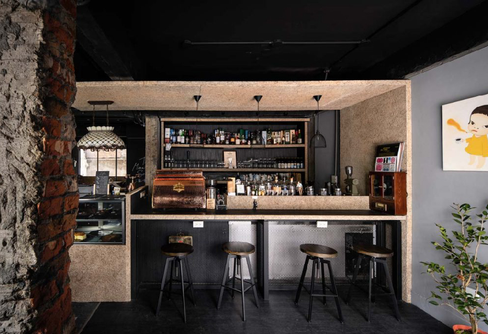 厭世會社是不限時咖啡廳、餐酒館和書店,是讓憂鬱患者能安心居處的空間,由UNME掌握設計,跳脫一般商空設計概念,去思索憂鬱患者喜愛的環境,並巧用美絲吸音板靈活應用在空間中。圖/UNME Design提供